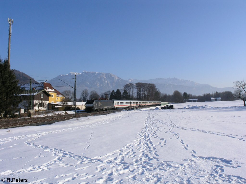 189 099 zieht bei Oberaudorf ein IC nach M�nchen. 16.02.10