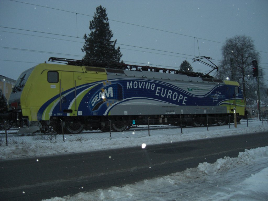189 912 RT  CREAM MOVING EUROPE  bei einem Zwischenstop im Bahnhof von
Prien am 26. Januar 2011.