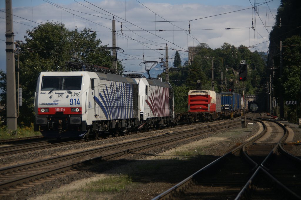 189 914 von Locomotion mit einer Schwesterlok unterwegs in Richtung Innsbruck.
Aufgenommen in Brixlegg am 9. September 2011.