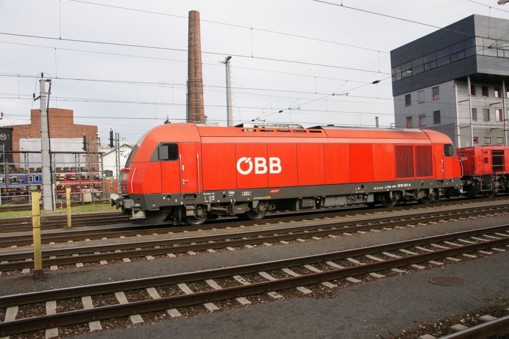 2016 067-8 whrend einer Rangierfahrt am 20. Juni 2011 in bahnhof von Linz.