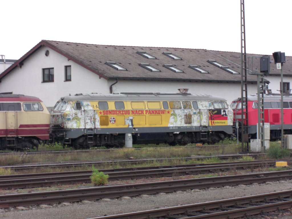 218 212-3 die  Sonderzug nach Pankow -Lok im Bahnhof von M�hldorf.