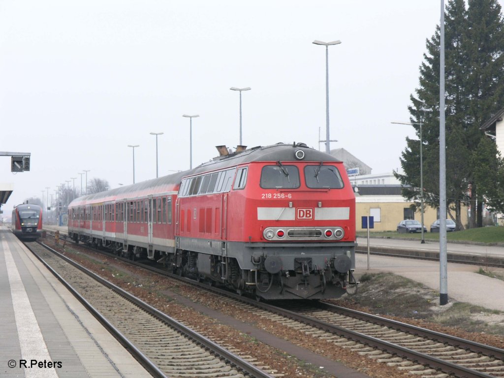 218 256-6 hat Buchloe mit den RE32683 M�nchen erreicht. 04.04.09
