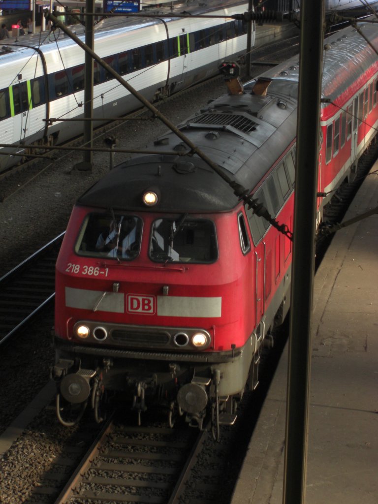 218 386-1 verl��t gerade den Hamburger Hauptbahnhof.