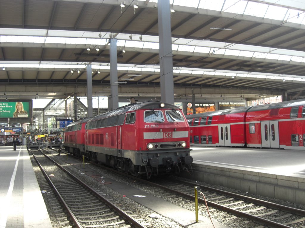 218 421-6 wartet im M�nchner Hauptbahnhof auf die n�chsten Aufgaben.