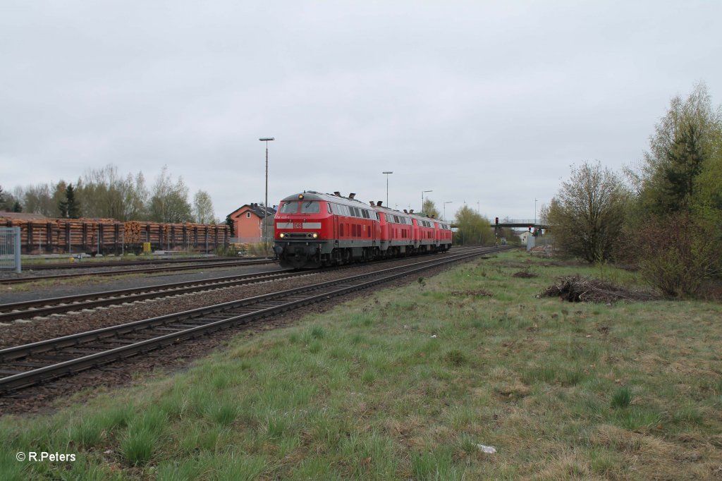 218 433-1 �berf�hrt mit dem SchadR 74777 MMF-LL die 218 216 + 218 206 + 218 136 in Wiesau7Oberpfalz. 28.04.13