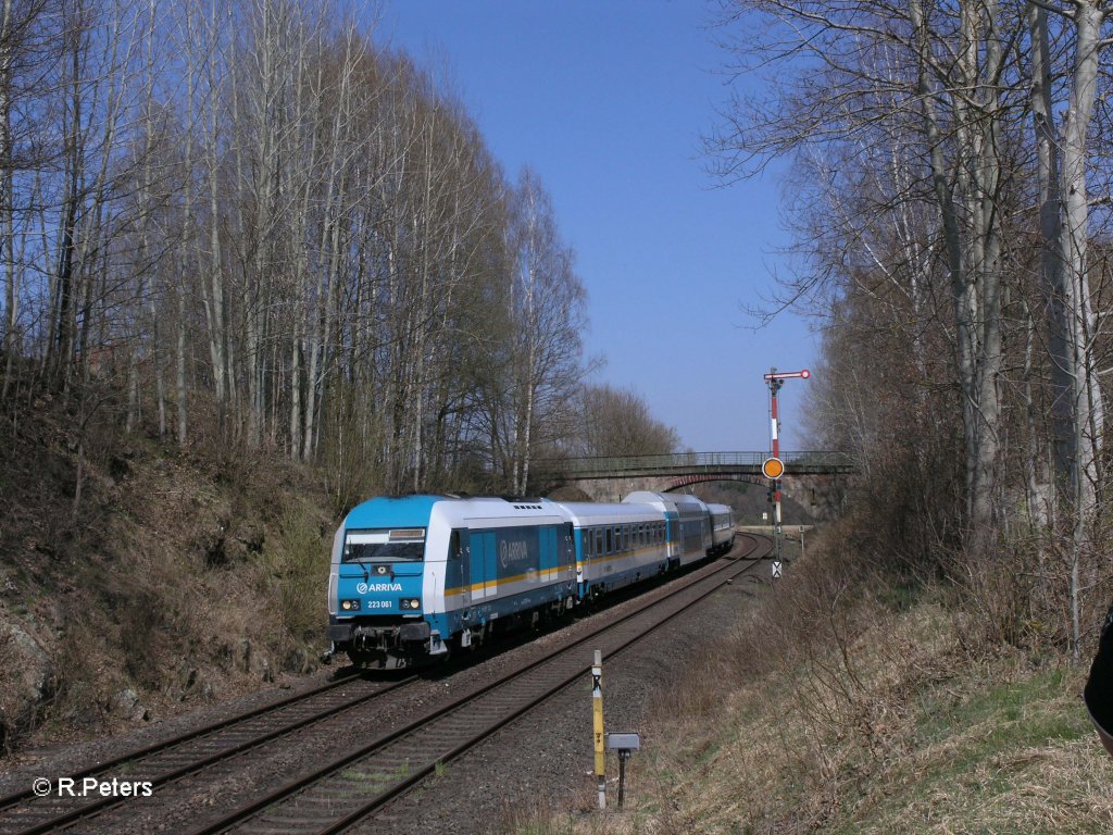 223 061 zieht bei Reuth bei Erbendorf den ALX87015 nach M�nchen. 25.04.10