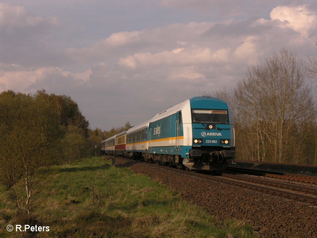 223 062 zieht bei Sch�nfeld den ALX37987 nach M�nchen. 28.04.08
