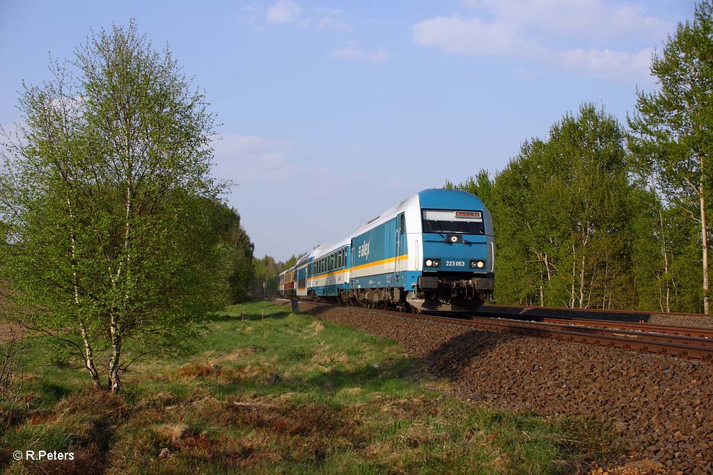 223 063 mit ALX84121 nach M�nchen bei Sch�nfeld. 24.03.11