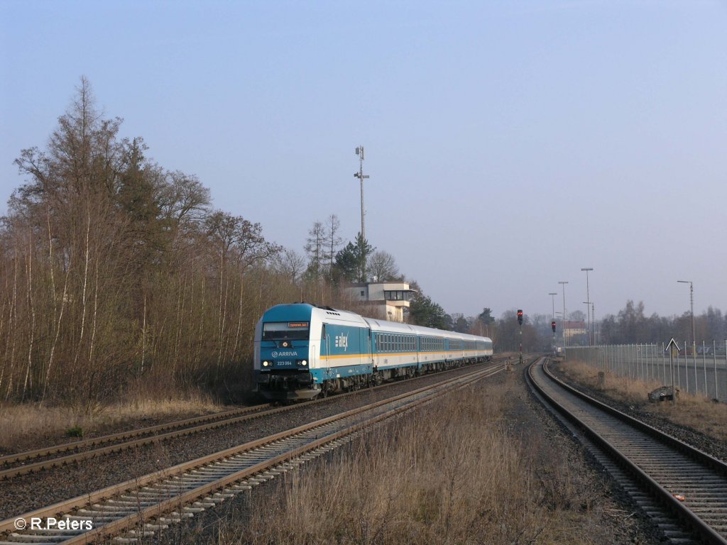 223 064 erreicht Wiesau/Oberpfalz mit den ALX37977 nach M�nchen. 04.04.09