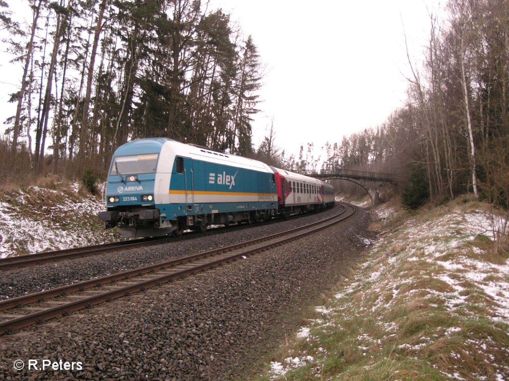 223 064 zieht ein Alex nach M�nchen durch die kurve bei Sch�nfeld und erreicht gleich Wiesau/Oberpfalz. 07.04.08