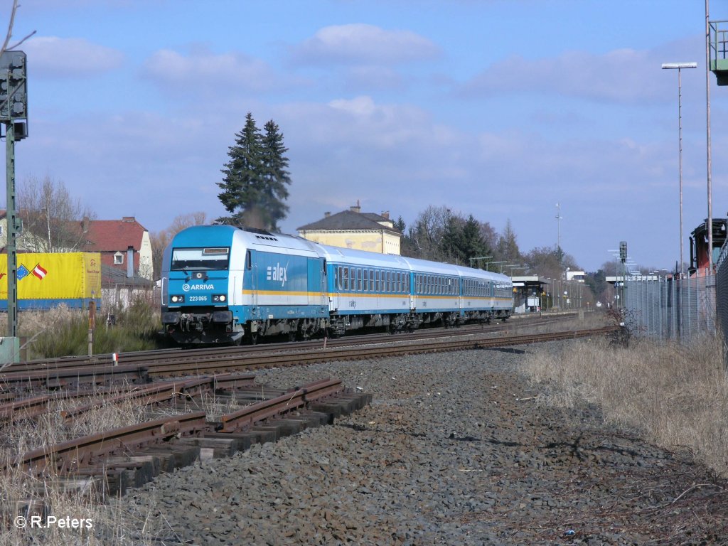 223 065 beschleunigt in Wiesau/Oberpfalz den ALX37979 nach M�nchen. 21.03.09
