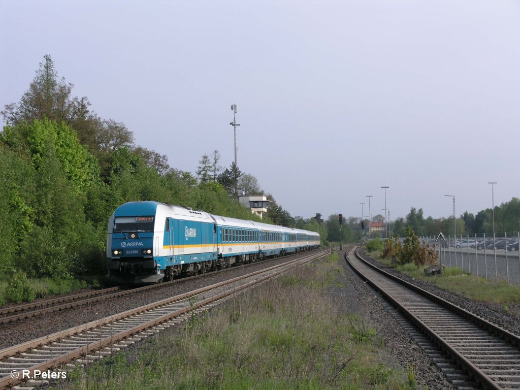 223 066 erreicht Wiesau/Oberpfalz mit den ALX37977 nach M�nchen. 09.05.09