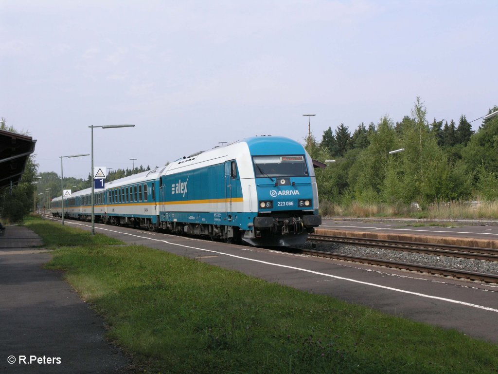 223 066 zieht den ALX37983 nach M�nchen durch Wunsiedel-Holenbrunn. 25.08.09
