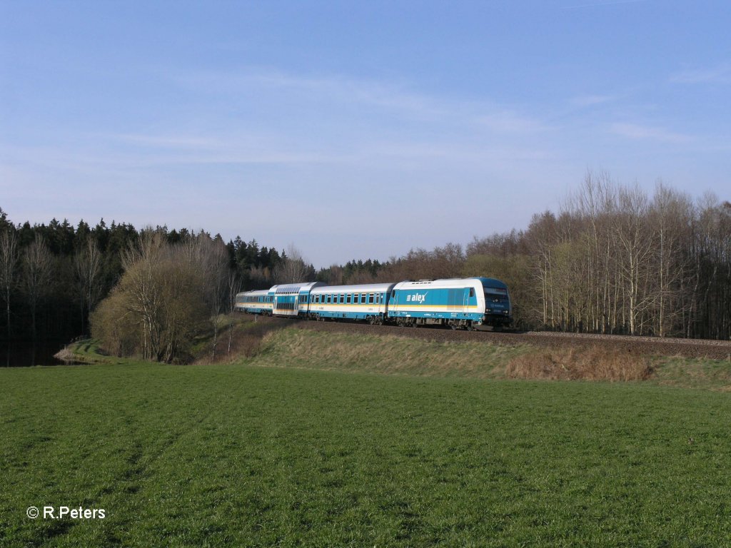 223 067 zieht den ALX87021 nach M�nchen bei Oberteich. 24.4.10