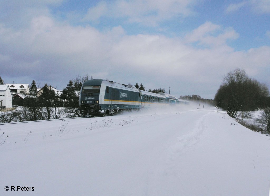 223 067 zieht bei Sch�nfeld den ALX87011 nach M�nchen und erreicht gleich Wiesau/Oberpfalz. 02.02.10