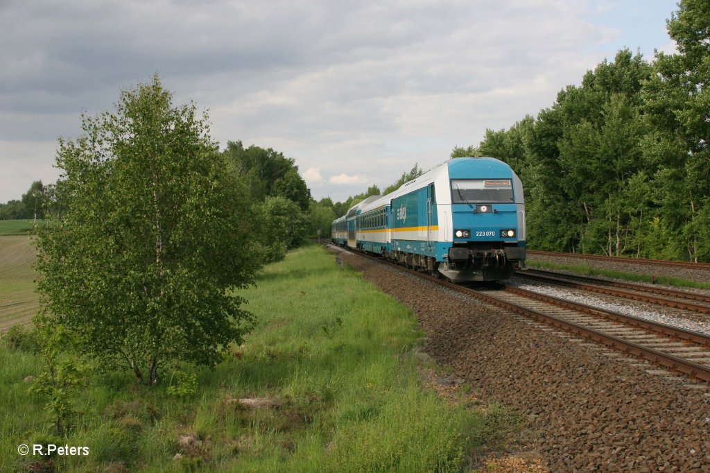 223 070 mit den ALX84121 nach M�nchen bei Sch�nfeld. 28.05.11