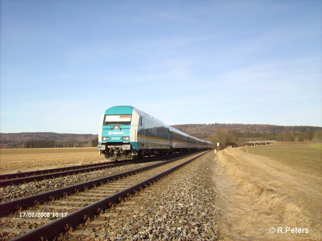 223 070 zieht bei Oberteich ein Alex nach M�nchen. 17.02.08
