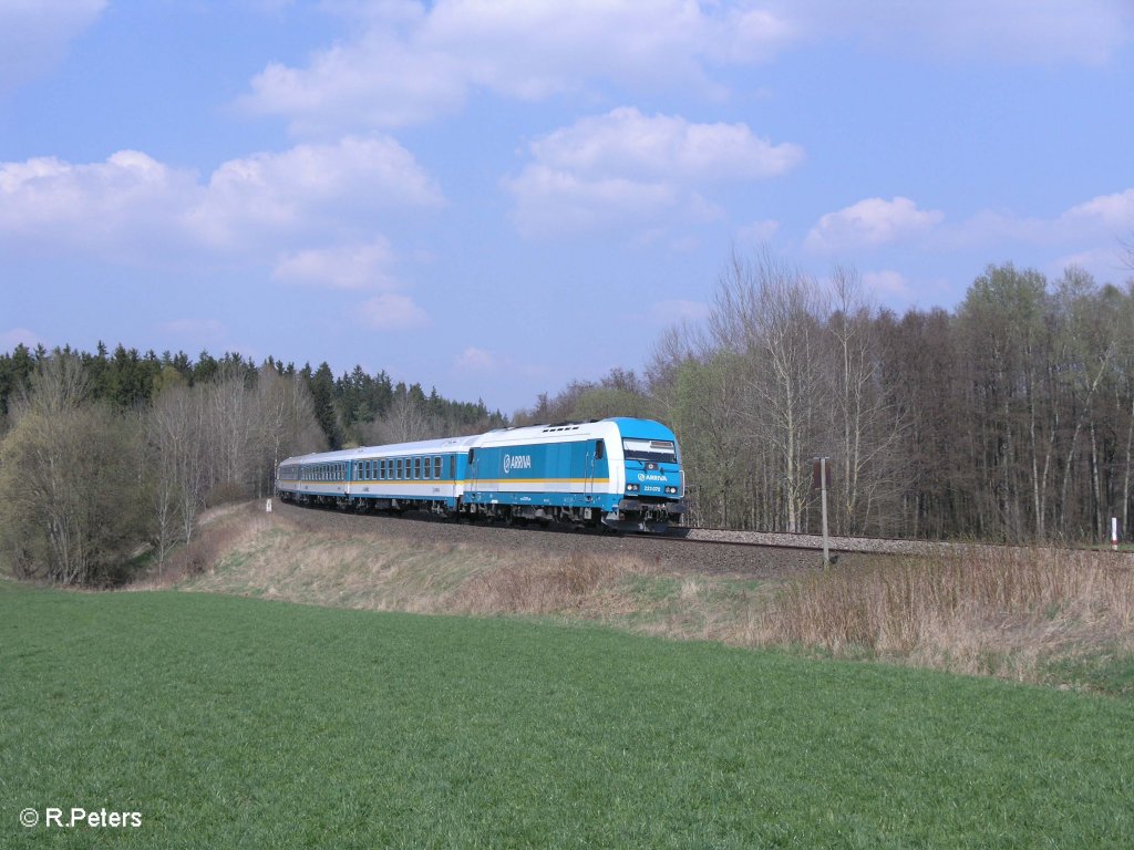 223 070 zieht bei Oberteich den ALX37983 nach M�nchen durch die Kurve. 13.04.09