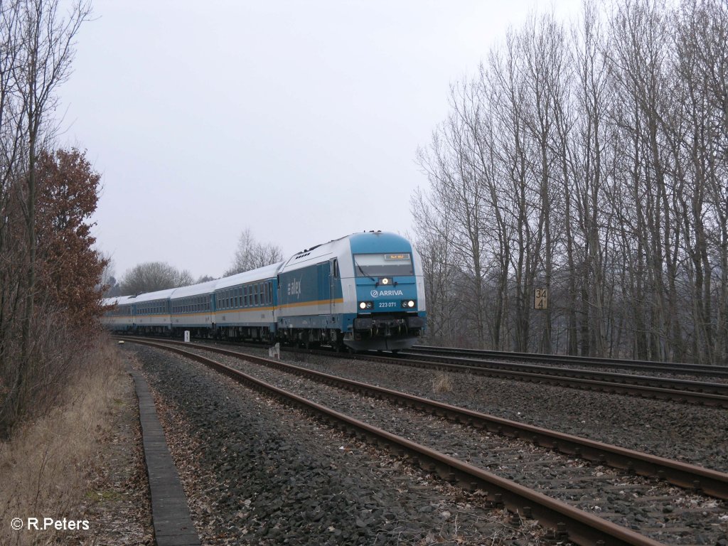 223 071 kommt mit den ALX37976 nach Hof bei Sch�nfeld durch die Kurve. 22.03.09
