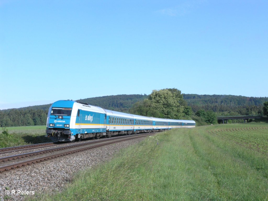 223 071 zieht den ALX37977 nach M�nchen bei Oberteich. 08.06.09
