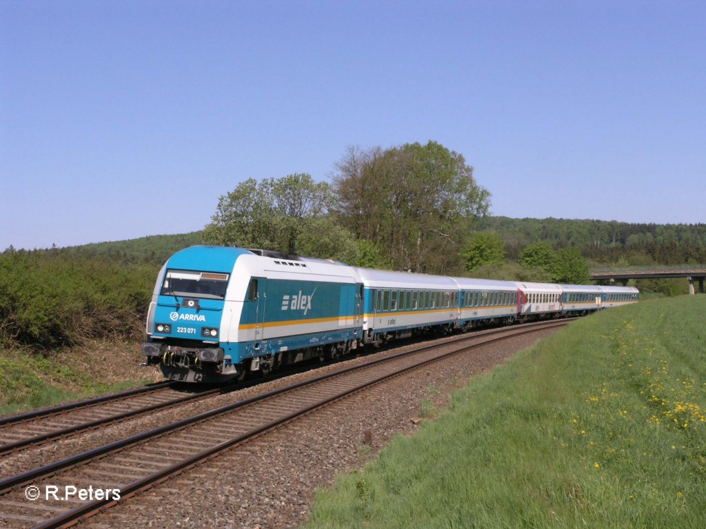223 071 zieht bei Oberteich ein Alex nach M�nchen. 13.05.08