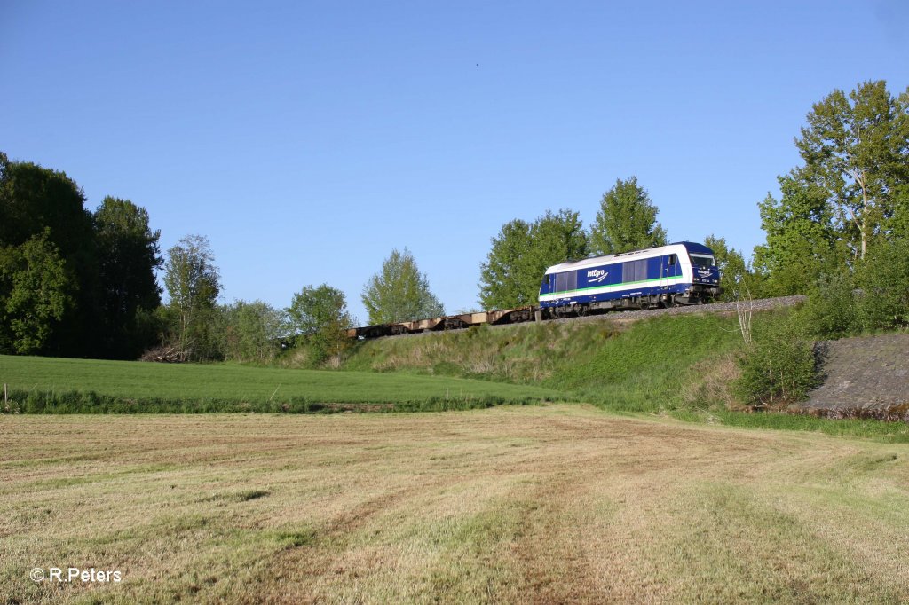 223 144 mit dem Containerzug ATW Wiesau - N�rnberg s�dlich von Wiesau. 17.05.12