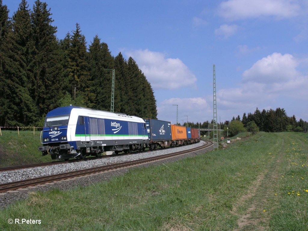 223 144 mit Schachtelzug nach Hof bei F�hring. 05.05.11