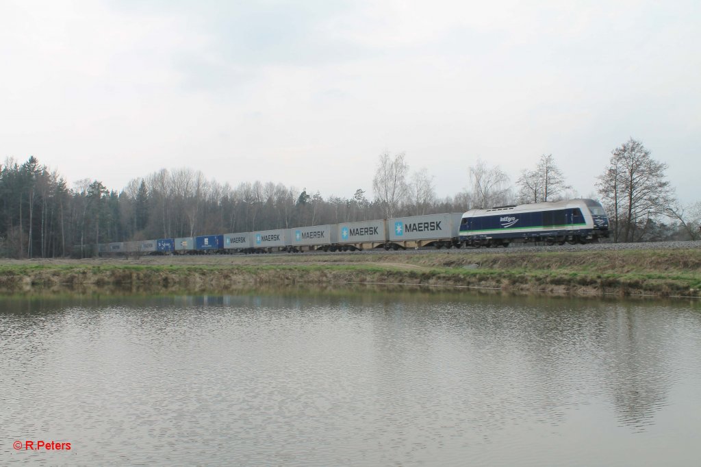 223 152 mit dem Cntainerzug Schweinfurt - ATW Wiesau s�dlich von Wiesau. 22.04.13