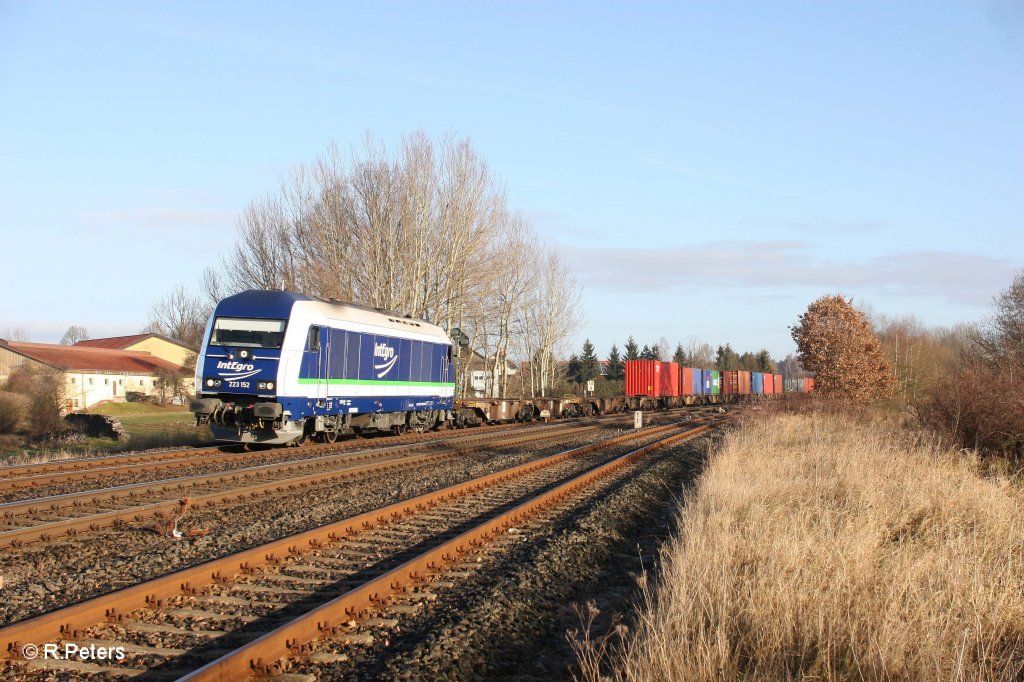 223 152 mit dem Containerzug Hof - N�rnberg bei Sch�nfeld. 28.11.11