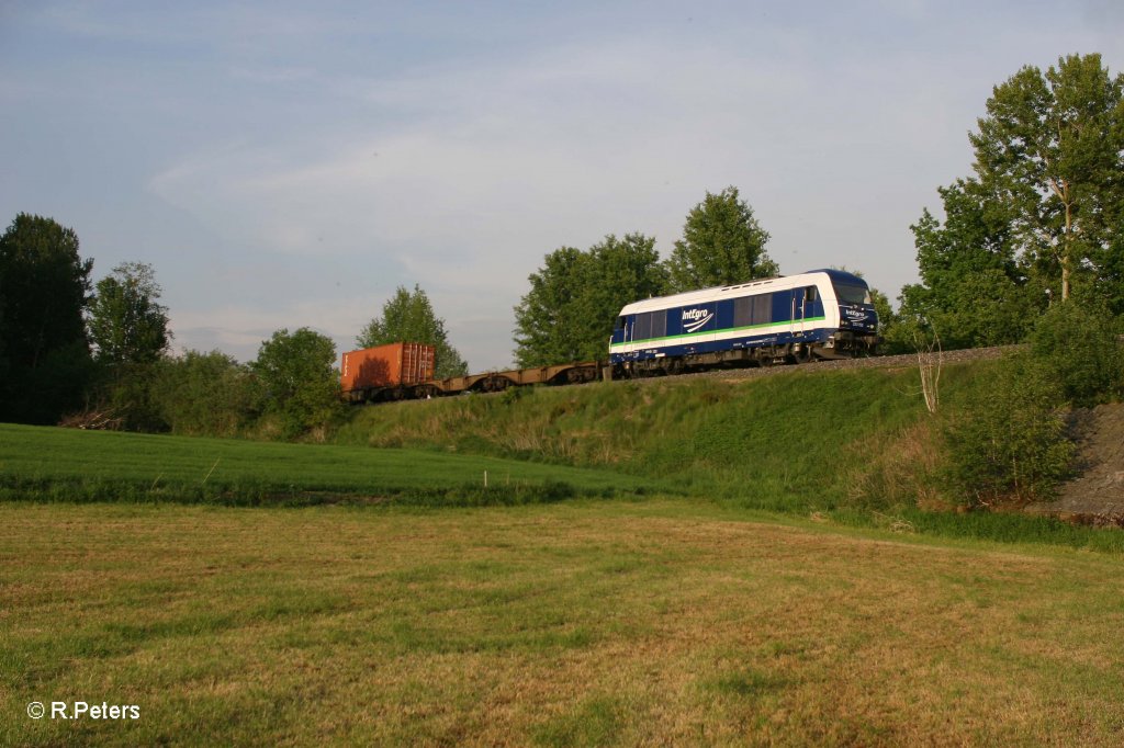 223 152 mit dem Containerzug ATW Wiesau - N�rnberg bei Wiesau. 22.05.12