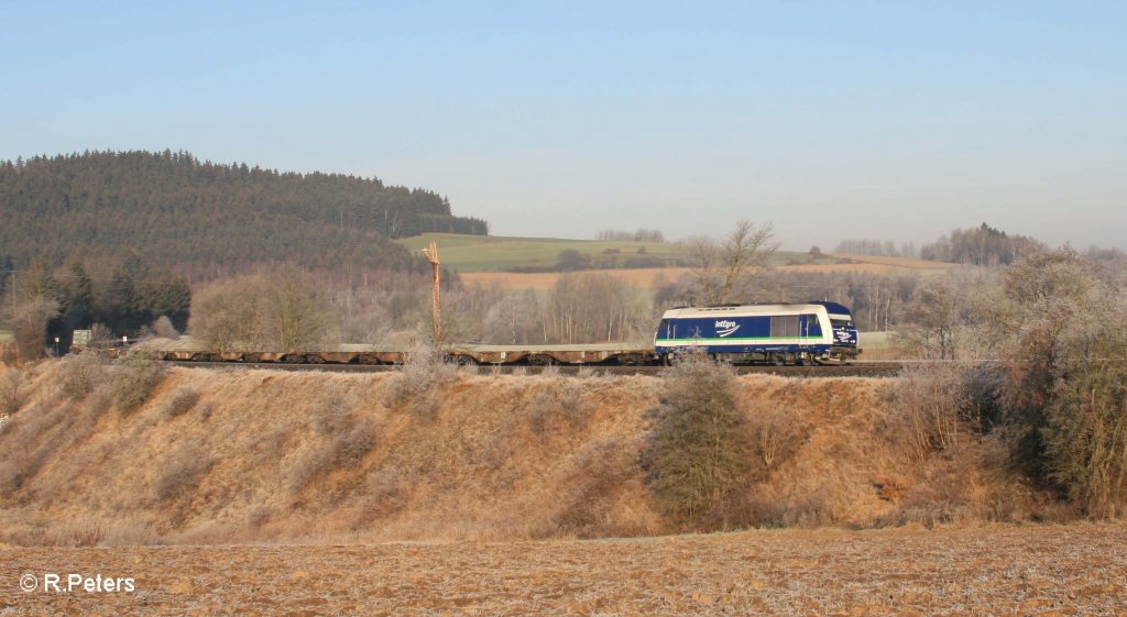 223 152 mit dem ziehmlich leeren Containerzug Hof - N�rnberg in der Kurve bei Lengenfeld. 29.11.11