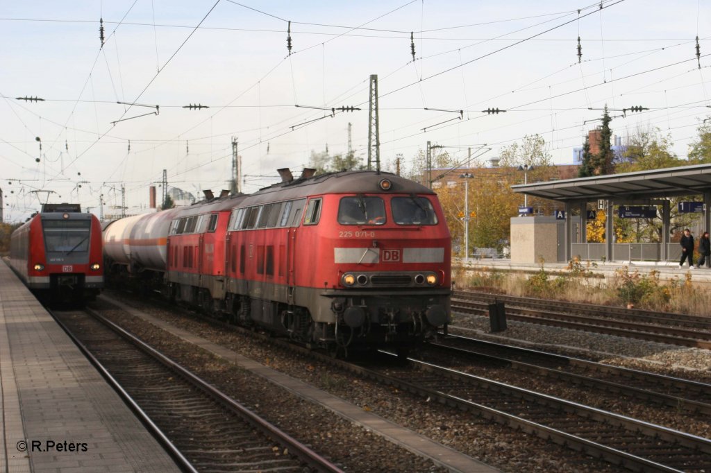 225 071-0 + 003-3 mit G�terzug nach M�hldorf am Heimeranplatz in M�nchen. 04.11.10