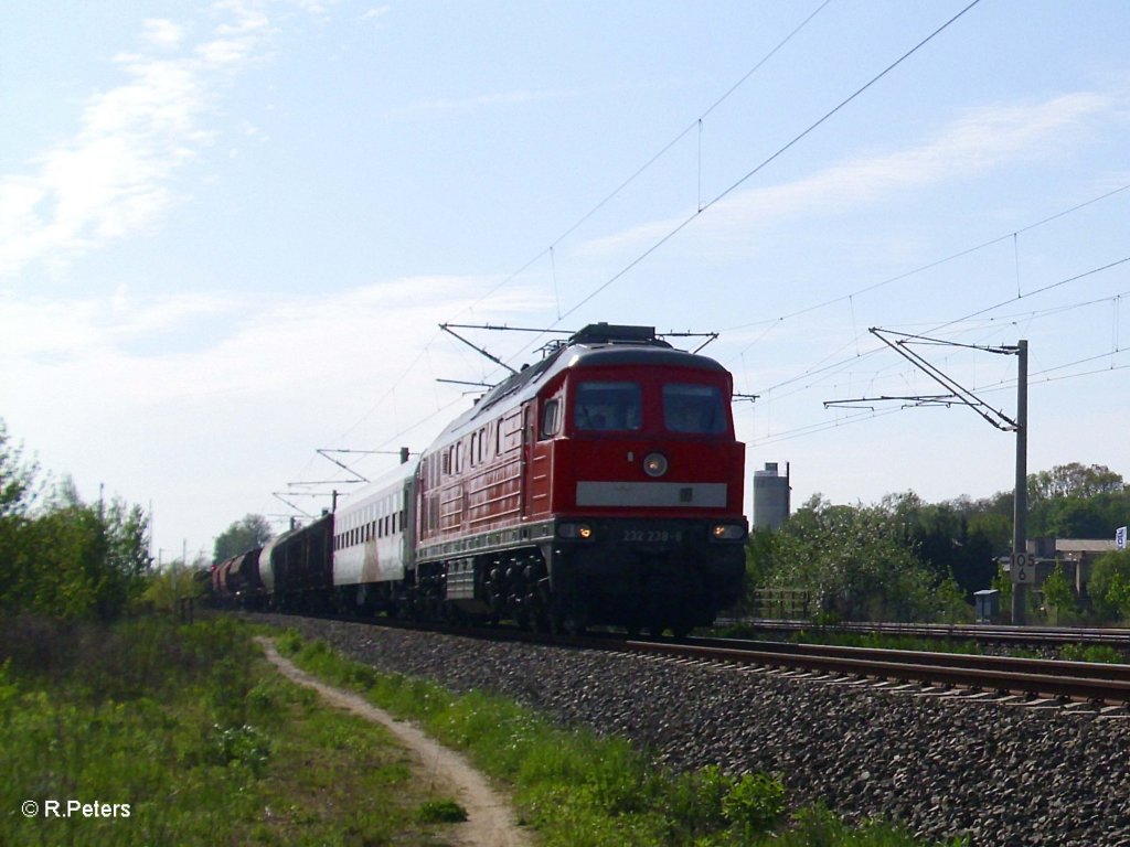 232 238-6 zog ein gemischten G�terzug bei Schkeuditz am 05.05.10
