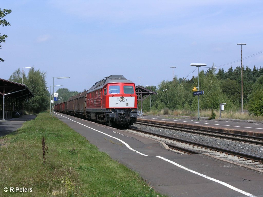 232 902-7 zieht ein gemischten G�terzug durch Wunsiedel-Holenbrunn. 25.08.09