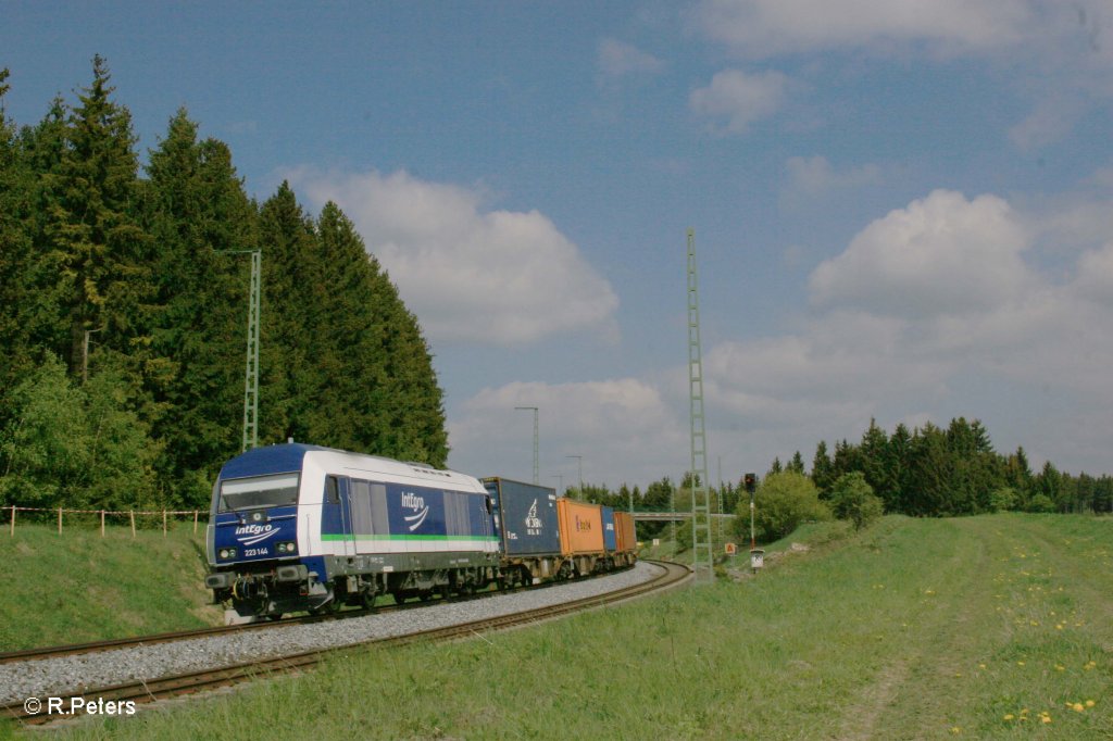 233 144 mit Schachtelzug bei F�hring in Richtung Hof am 05.05.11 