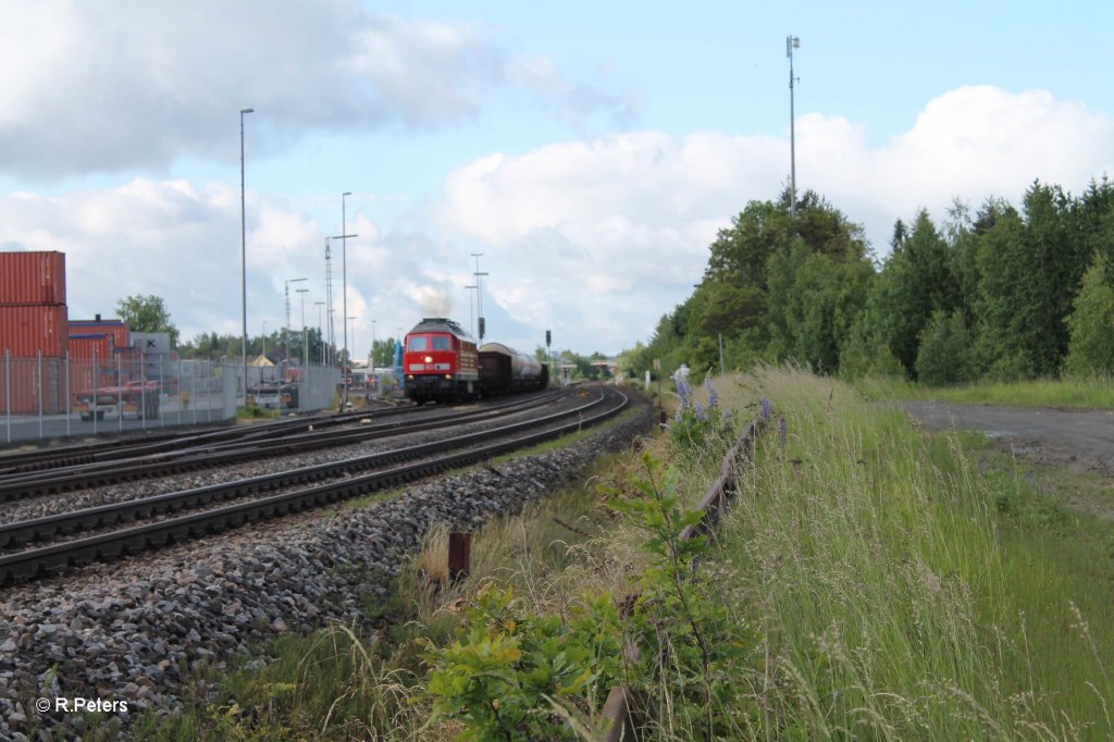 233 217-9 beim Anfahren mit dem morgentlichen 45367 NN - Cheb beim warten auf die �berholung durch 612er mit RE und Vogtlandbahnin Wiesau. 14.06.13