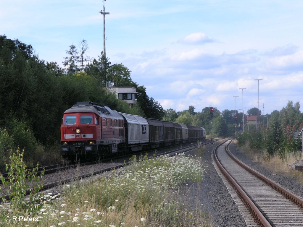 233 326-8 zieht den FE 49177 nach Wels durch Wiesau/Oberpfalz. 26.07.09

