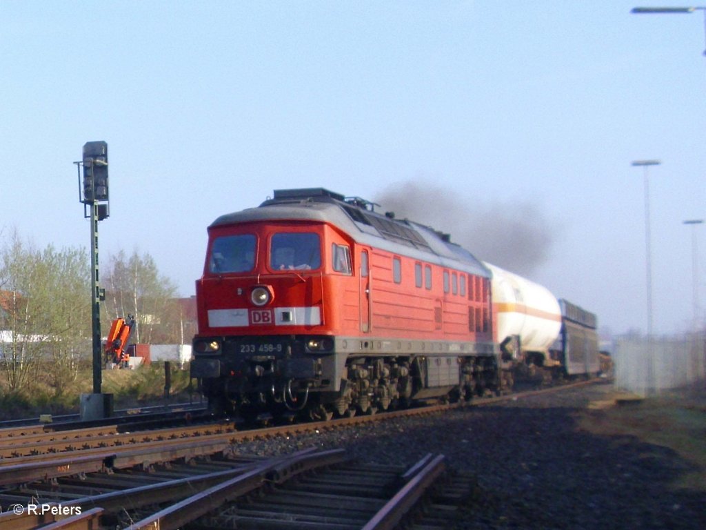 233 458-9 mit gemischten G�terzug in Wiesau. 07.04.11