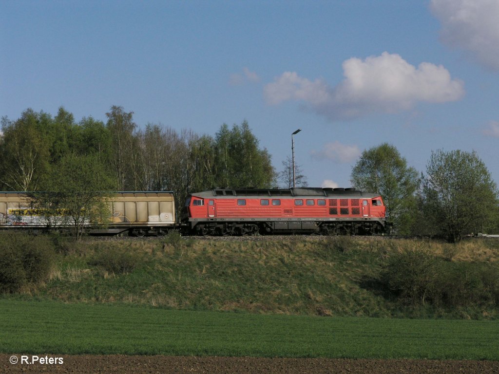 233 505-7 zieht kurz vor Wiesau/Oberpfalz ein gedeckten G�terzug. 19.04.09