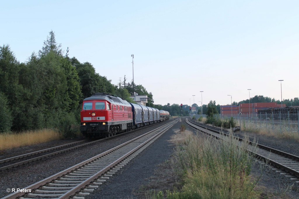 233 521-4 mit dem kurzen umleiter 45360 Cheb - N�rnberg bei der durchfahrt in Wiesau. 30.07.13