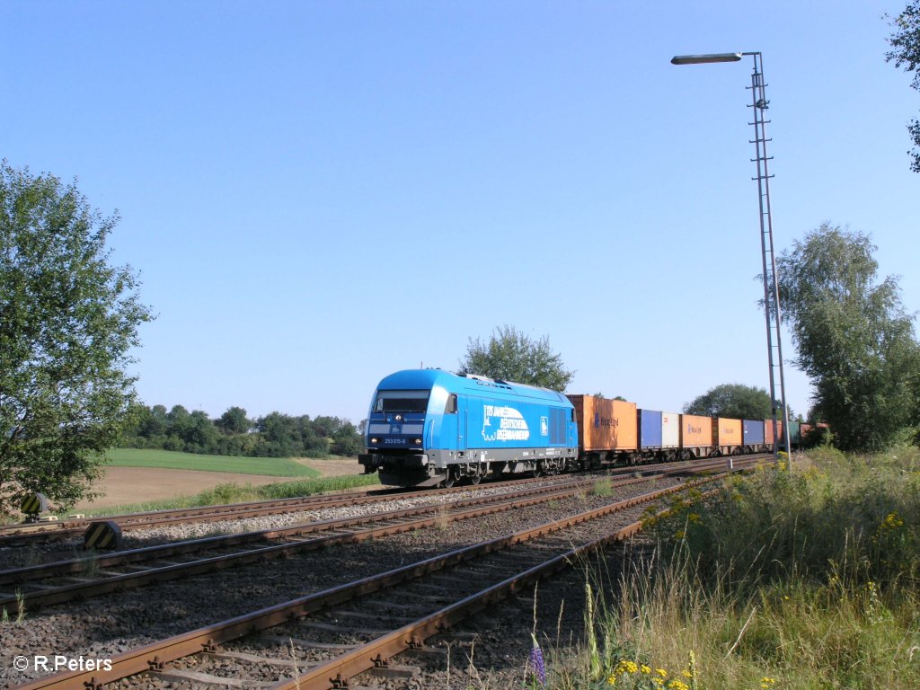 253 015-8 zieht bei Sch�nfeld ein Containerzug nach N�rnberg. 05.08.09