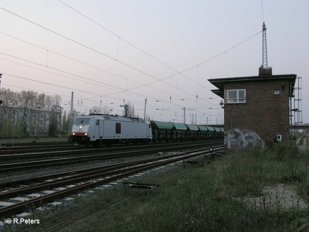 285 104-5 mit Schotterzug in Eisenh�ttenstadt. 17.04.11
