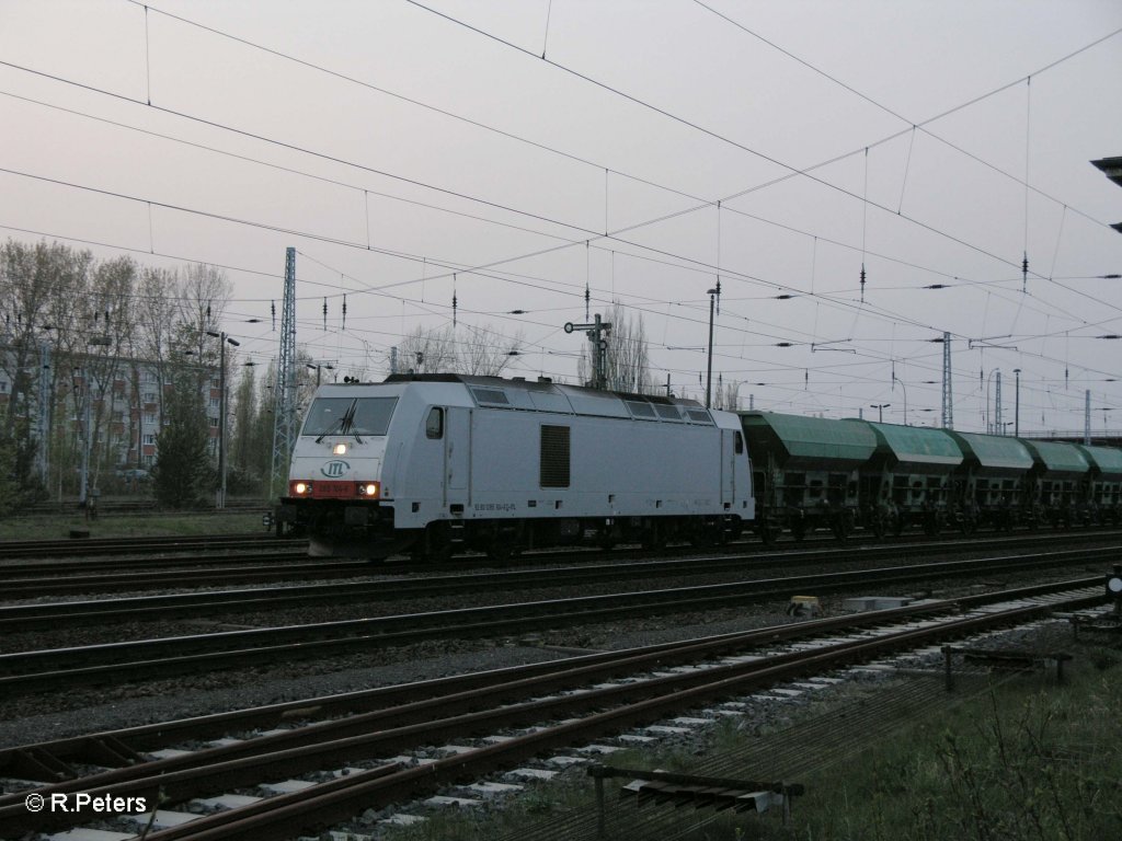 285 104-5 mit Schotterzug in Eisenh�ttenstadt. 17.04.11