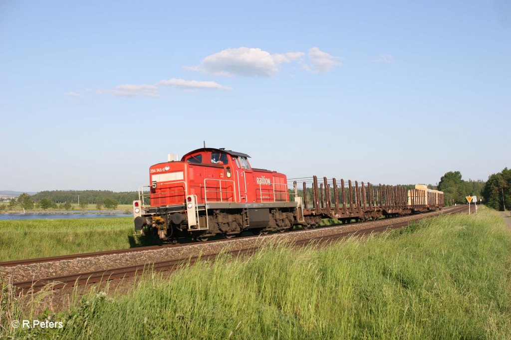 294 745-5 mit der Holz�bergabe ATW Wiesau - Marktredwitz bei Oberteich. 25.05.12