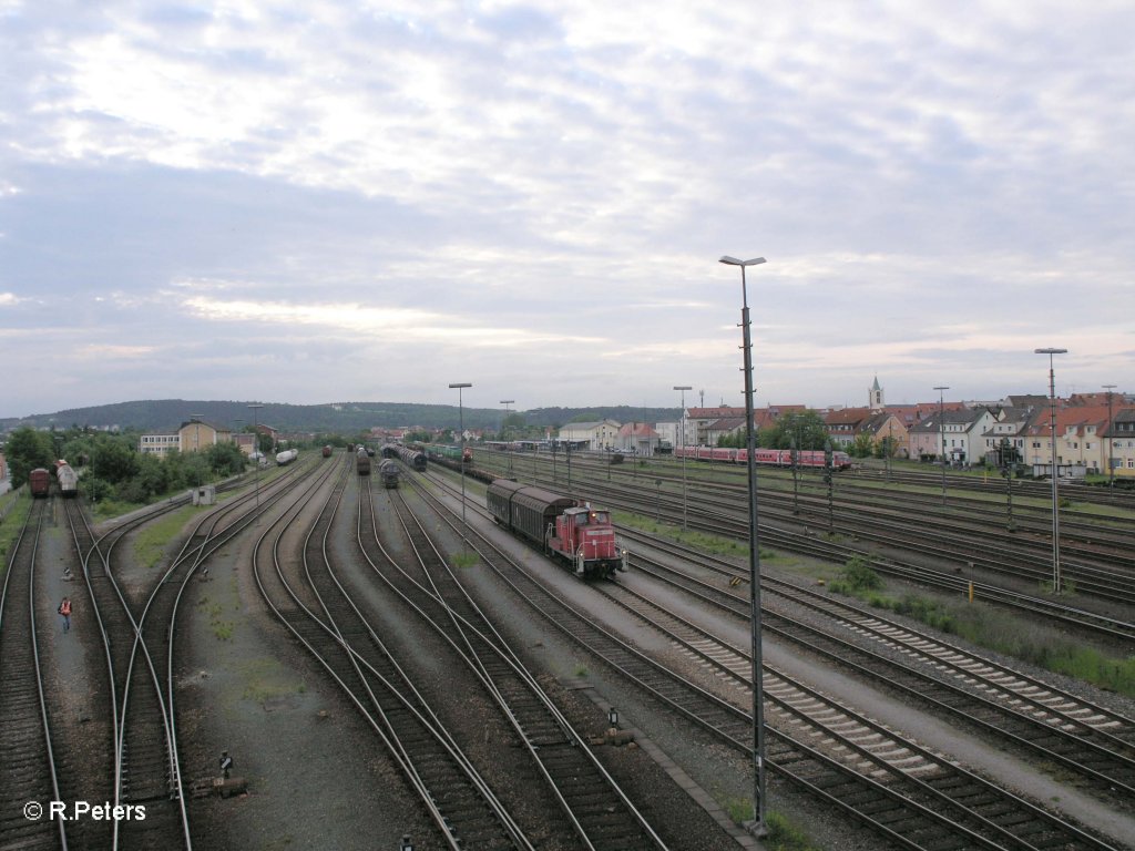363 651-1 rangiert mit 2 Gedeckte G�terwagen in Schwandorf. 26.05.10