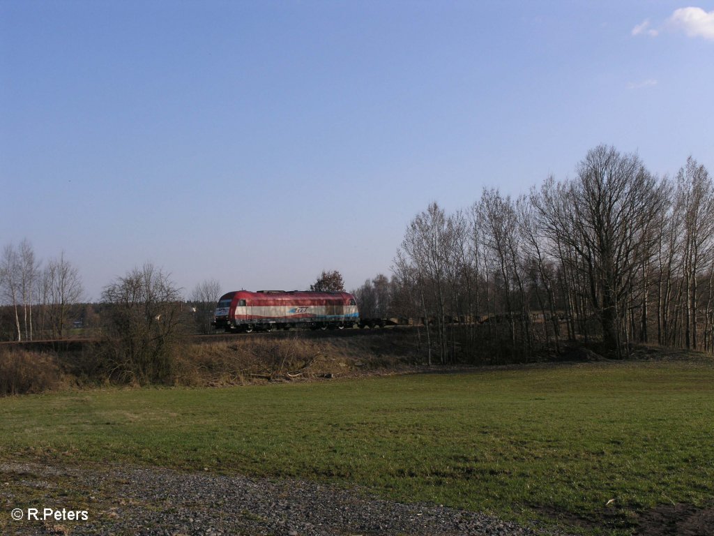 420 13 zieht bei Sch�nfeld ein Containerzug nach Hof. 03.04.09