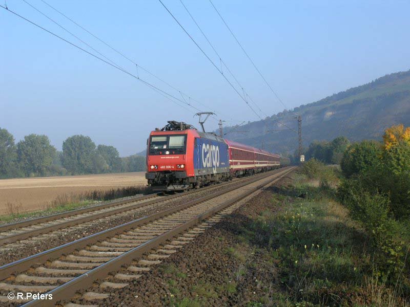 482 006-4 zieht bei Th�ngersheim ein Sonderzug zum Oktoberfest nach M�nchen. 27.09.08