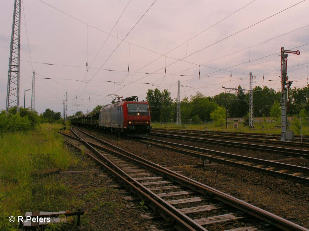 482 010-6 durchf�hrt Eisenh�ttenstadt mit ein leern HGK Ford-Autozug. 20.05.08