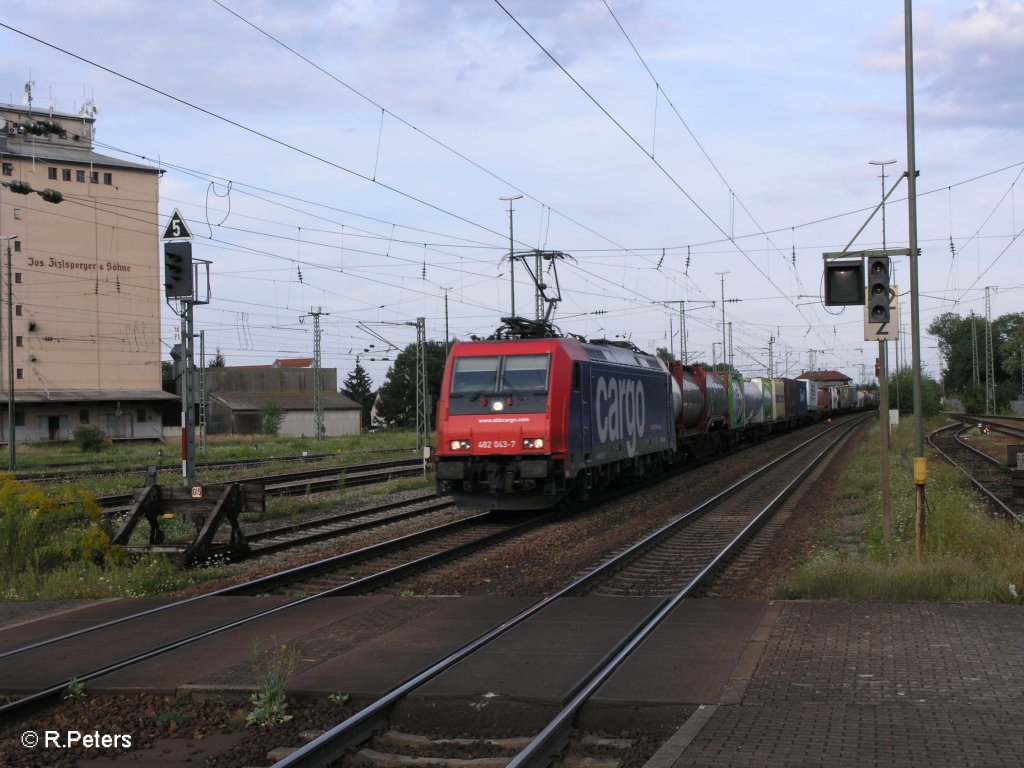 482 043-7 erreicht Plattling mit ein Intermodalzug aus �sterreich. 08.08.09