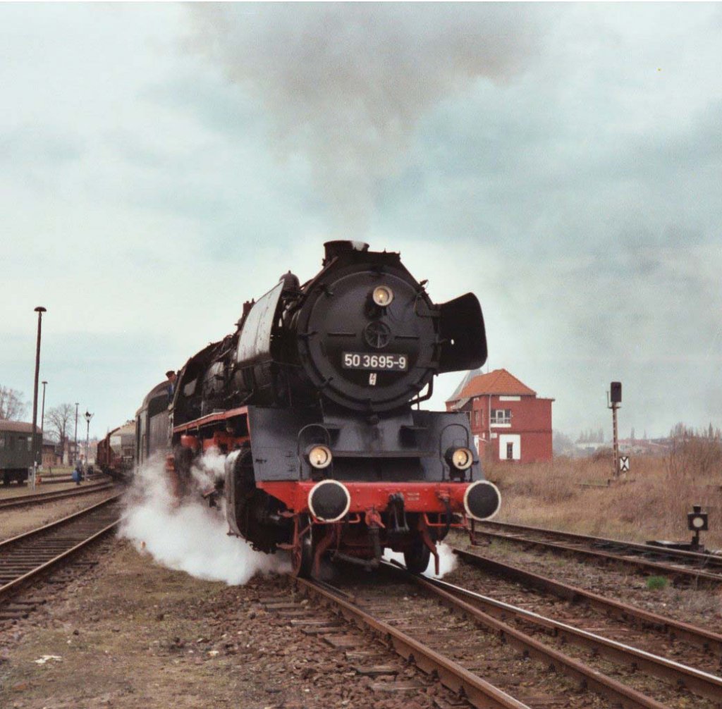 50 3695-9 zieht im BW Sta�furt den Fotog�terzug �ber den Ablauberg. mai 2006